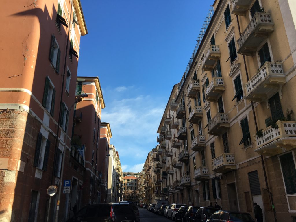 Una casetta piccola, con le finestre colorate. Una casetta piccola, con le finestre colorate.