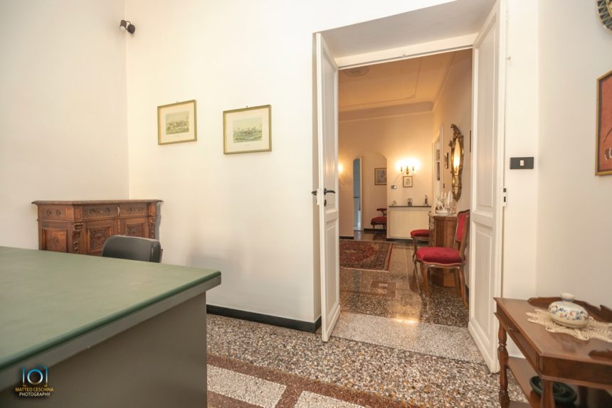 Genova, appartamento grande in centro - L'ingresso della casa visto dallo studio