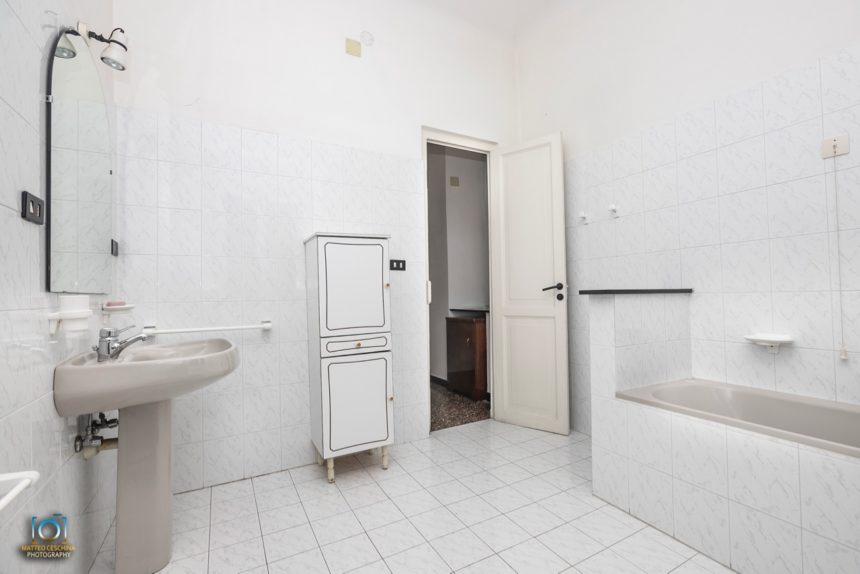 Genova, appartamento grande in centro - Un bagno