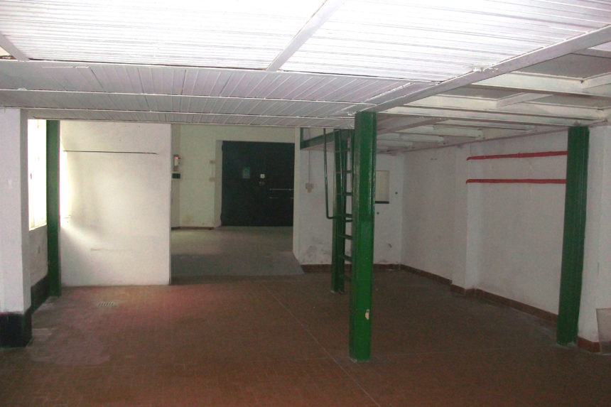 Magazzino, garage, loft in vendita a Arenzano. Vista dal fondo verso l'entrata.