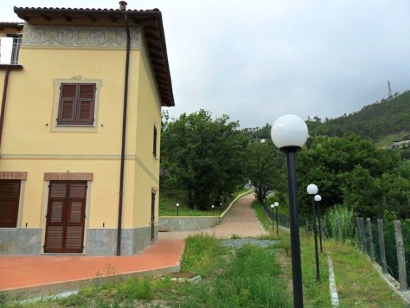 Villa in vendita a Cogoleto. Esterni: casa e giardino.