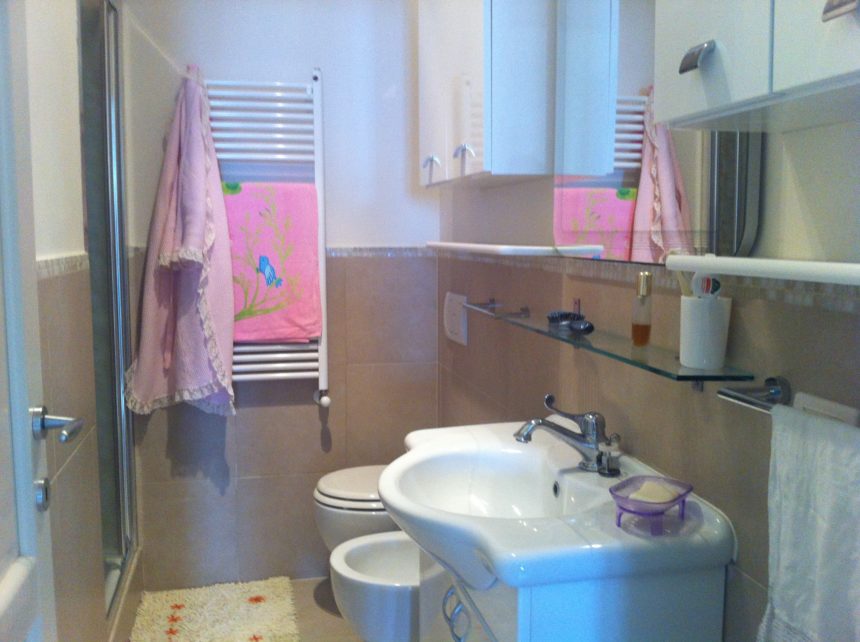 Appartamento fronte mare in vendita a Cogoleto. Il bagno.