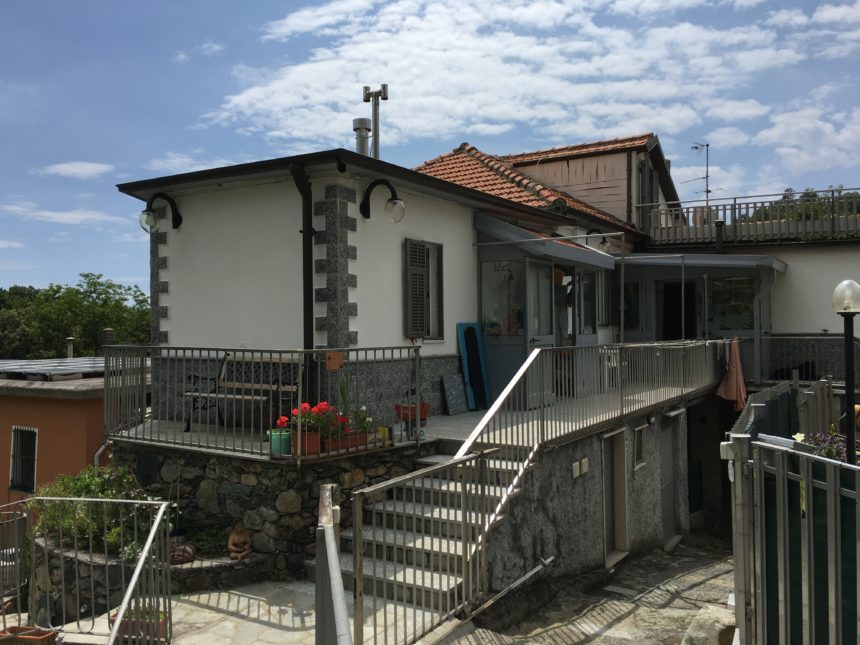 Appartamento con terreno in vendita a Cogoleto. La casa vista da fuori.