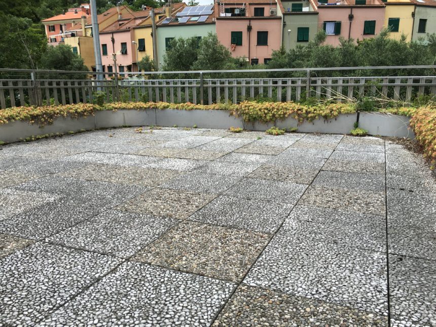 Appartamento con terreno in vendita a Cogoleto. Terrazzo in mansarda.