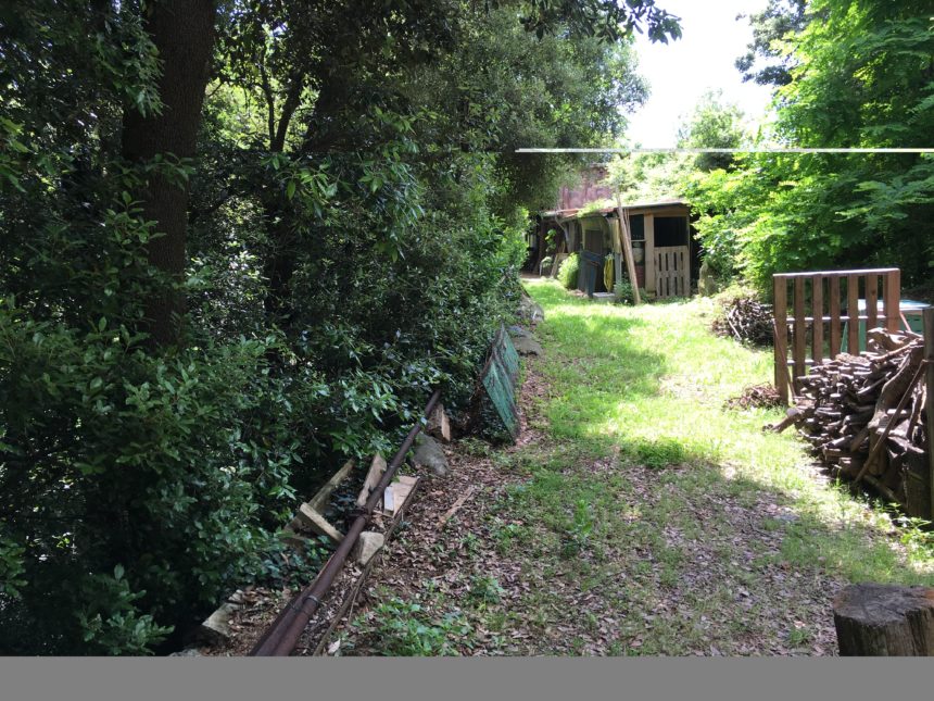 Appartamento con terreno in vendita a Cogoleto. Una vista del terreno.