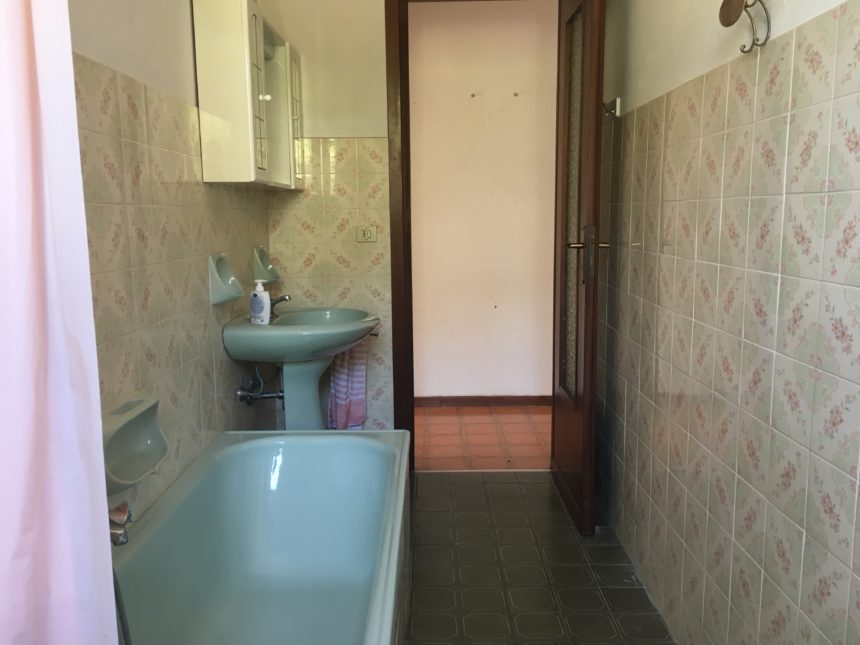 Bilocale con box in vendita a Cogoleto. Bagno finestrato.