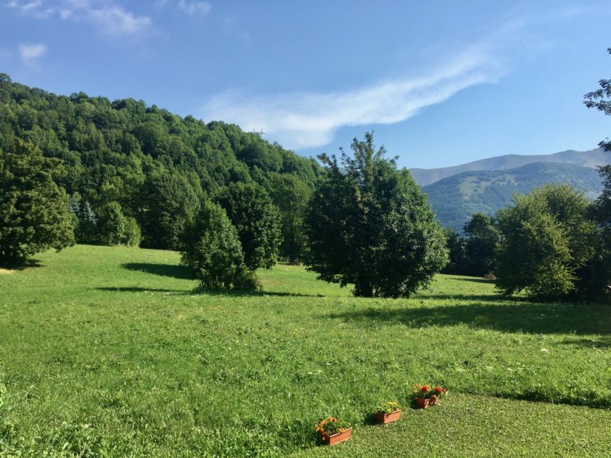 Mansarda bilocale in affitto a Limone Piemonte. Il prato sotto casa.