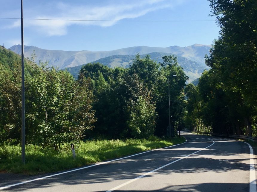 Mansarda bilocale in affitto a Limone Piemonte. Corso Nizza all'altezza della casa.