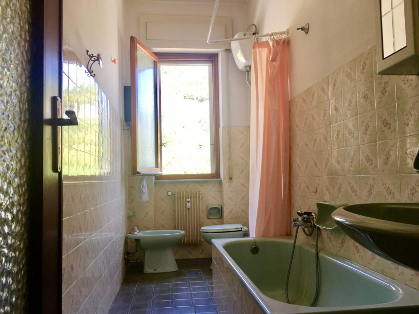 Bilocale con box in vendita a Cogoleto. Bagno finestrato.