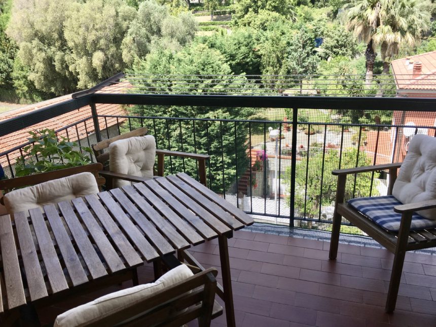 Appartamento in vendita a Cogoleto. Il balcone vivibile della cucina.