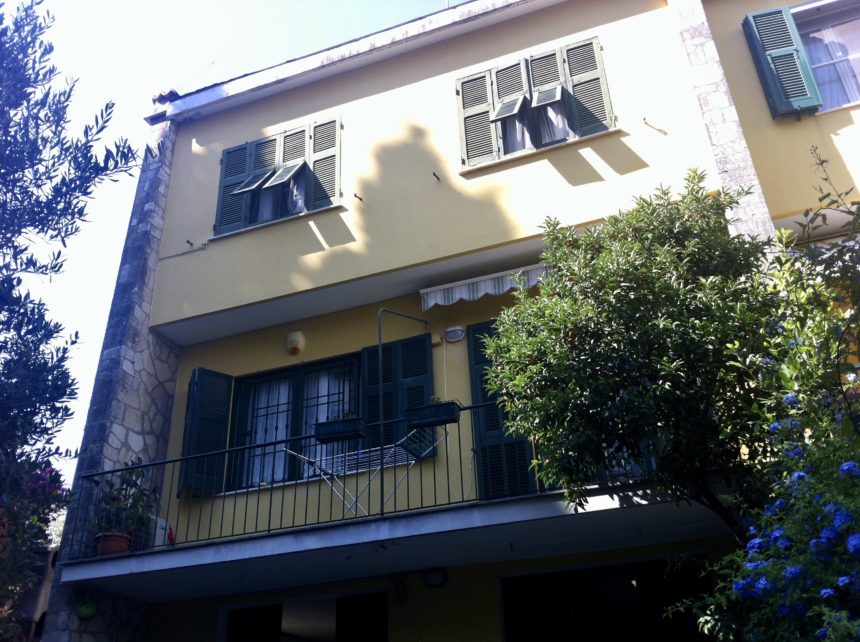 Villa a schiera in vendita a Arenzano. Vista di una facciata.