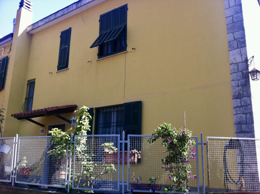 Villa a schiera in vendita a Arenzano. Vista di una facciata.