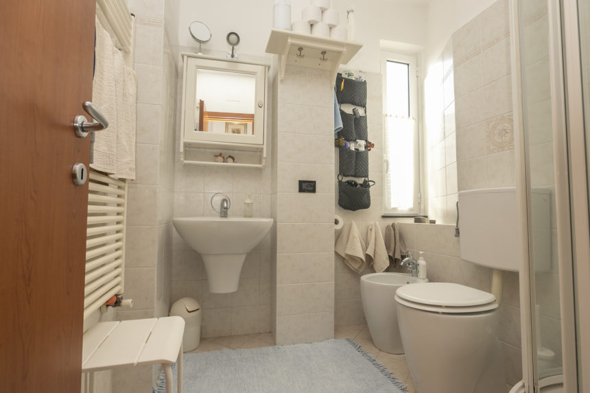 Appartamento su due piani a Cogoleto - Il bagno